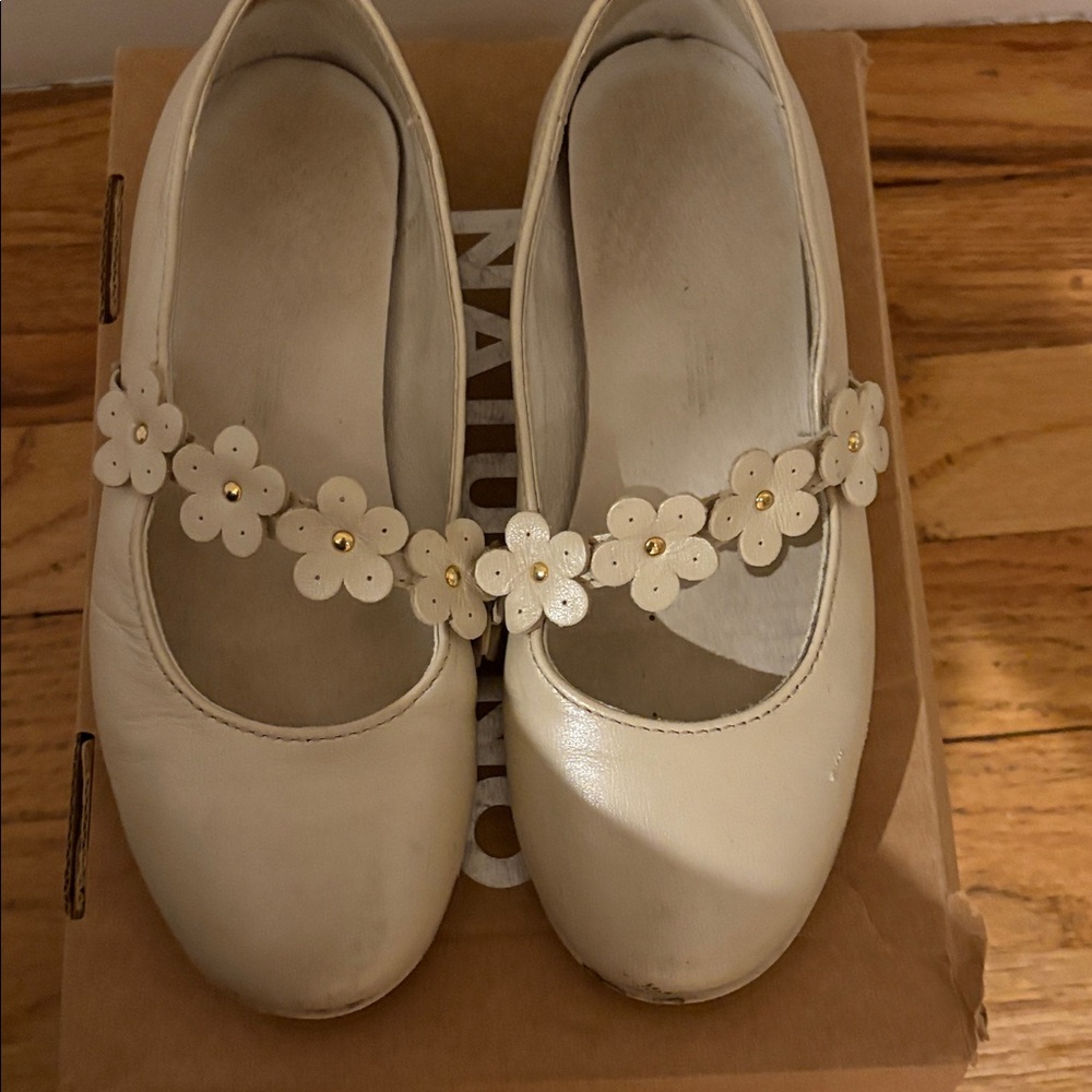 Naturino ivory mary jane with flower strap 31